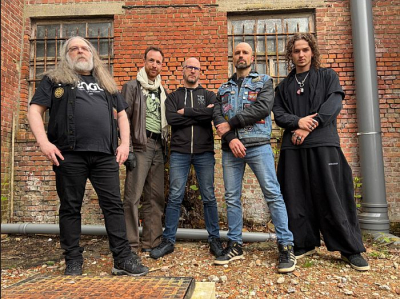 Hunter Omega - Een goede band verandert en evolueert door de jaren heen. Daar is niets mis mee, zolang iedereen gelooft in wat hij doet